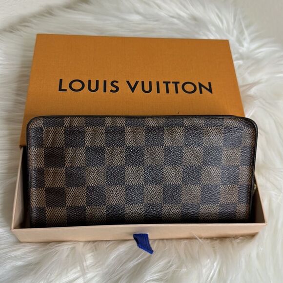 💯 Authentic Damier Ebene Zipped Long Wallet 🍀 - Picture 5 of 12